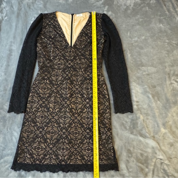 Wilfred Black Lace Dress

#1290 - Picture 3 of 10